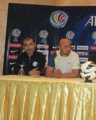 خيرت ميرا "يمين الصورة" 