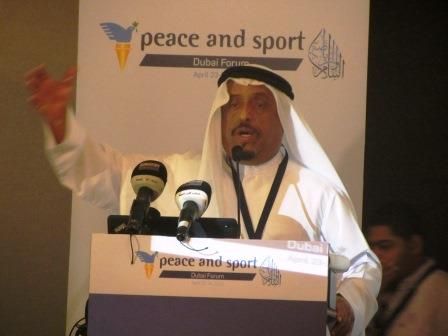 ضاحي خلفان تميم خلال المؤتمر