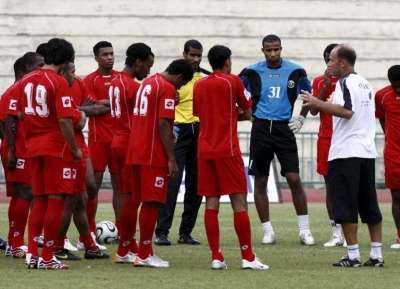 كالديرون مدرب المنتخب العماني يتحدث مع ألاعبين في حصة تدريبيه اليوم