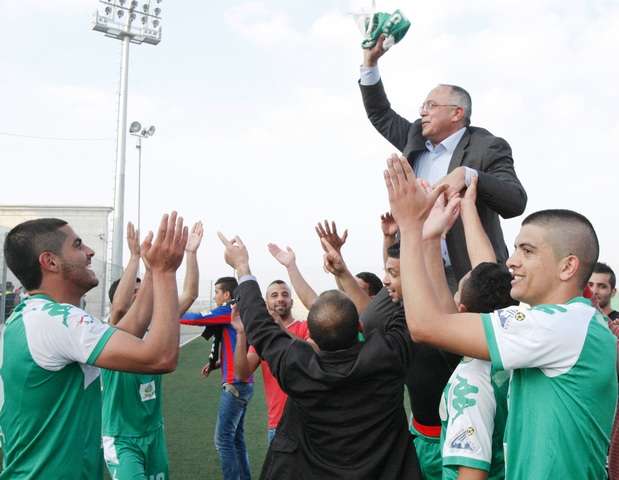 رئيس نادي الظاهرية خلال احتفال الفريق