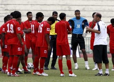 كالديرون مدرب المنتخب العماني يتحدث مع ألاعبين في حصة تدريبيه 