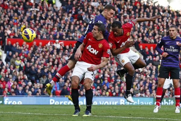 فان بيرسي في لقاء مانشستر وأرسنال في الدور الأول