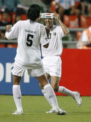 العراقي يونس محمود يحتفل بهدف التعادل مع زميله نشات أكرم