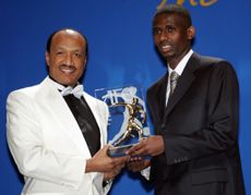 المنتشري يتسلم جائزة أفضل لاعب اسيوي 2005