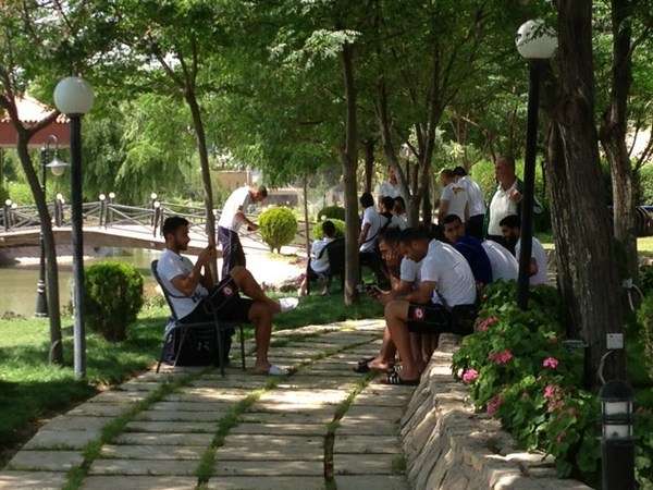 لاعبو الأنصار في حديقة فندق شيراتون اليوم