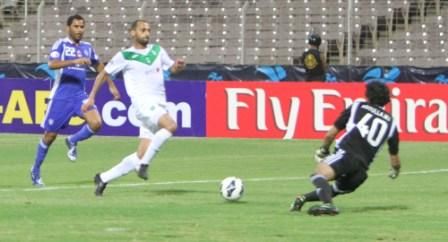 عبد الله محمد حارس النصر يتصدى لفرصة من بدر الخميس