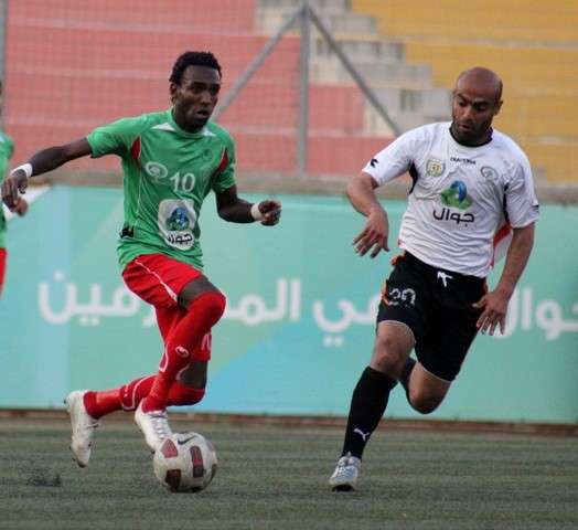 سليمان العبيد -يسار- في لقاء الفريق أمام شباب الخليل 