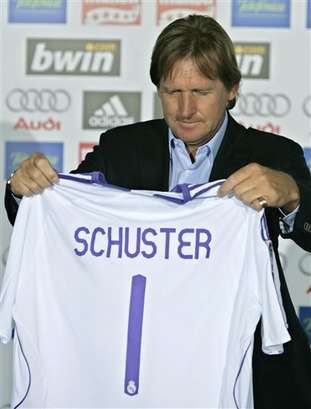 الالماني برند شوستر يحمل القميص رقم "1"