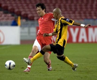 الصيني صن جيهاي والماليزي محمد جعفر في صراع على الكرة