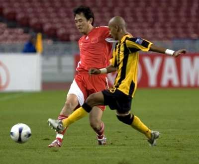 الصيني صن جيهاي والماليزي محمد جعفر في صراع على الكرة