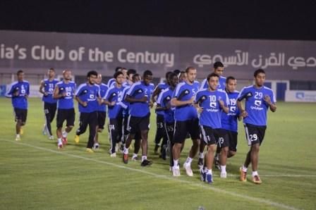 لاعبو الهلال يؤدون عمليات الإحماء في تدريب اليوم
