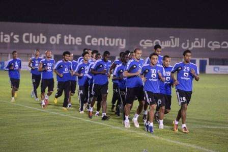لاعبو الهلال يؤدون عمليات الإحماء في تدريب اليوم