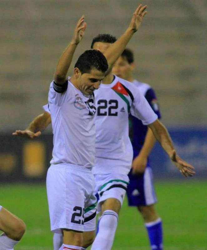 حسام شديفات فرحا بإحدى أهداف