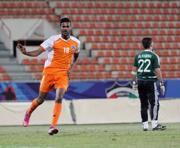 فرحة ناصر فرج بالهدف الثالث لكاظمة في مرمى الصليبخات