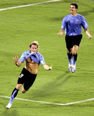 ديجو فورلان فرحاً بتسجيله هدف