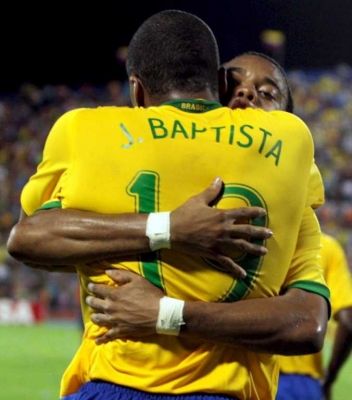 باتيستا يتلقى التهنئة من زميله روبينيو 