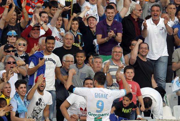 جينياك يحتفل بالتسجيل