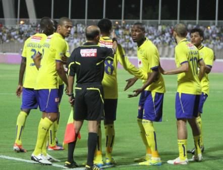 لاعبو النصر يختجون على الحكم المساعد لإشارته باحتساب ضربة جزاء
