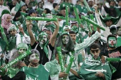 الجمهور العربي بأكمله ينتظر من السعوديين تسجيل فوز العرب الأول في البطولة