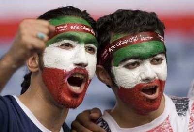 مشجعين إيرانيين يحتفلون بفوز منتخب بلادهم على أوزباكستان