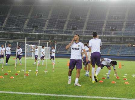 طلال نايف لاعب العربي في تدريب سابق على استاد جابر