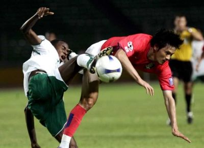 أنجوس : مدافعينا صغار في السن لكنهم استبسلوا اليوم ! (أسامة هوساوي يخلص هجمة كورية)