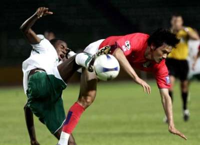 أنجوس : مدافعينا صغار في السن لكنهم استبسلوا اليوم ! (أسامة هوساوي يخلص هجمة كورية)