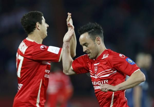 لاعبو فالنسيان يحتفلوا بهدفهم في مرمى سان جيرمان