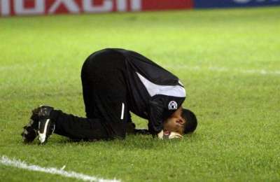 المسيليم يسجد شكرا لله بعد هدف التعادل السعودي