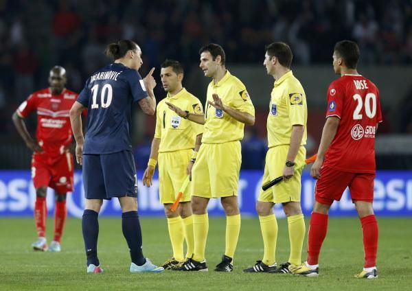 إبراهيموفيتش في حوار عصبي مع الحكم كاسترو