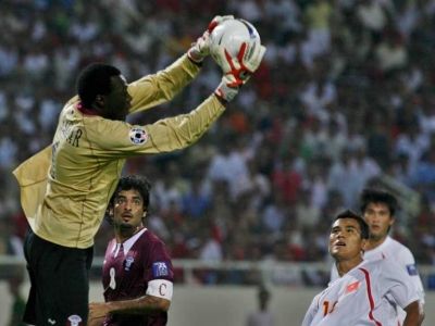 الحارس القطري محمد صقر يرتقي لهجمة فيتنامية