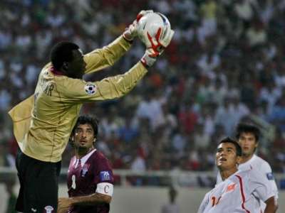 الحارس القطري محمد صقر يرتقي لهجمة فيتنامية