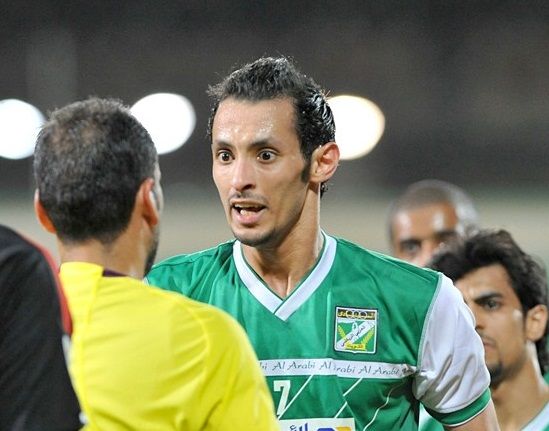 الرشيدي غاضبا بعد حصوله على انذار في مباراة الذهاب