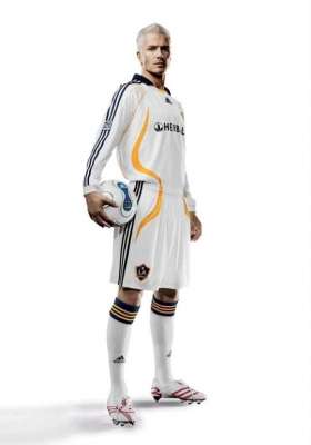 بـيـكـهــام يرتـدي زي نادي جـالاكسـي