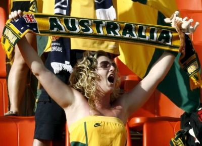 مشجعة أستراليا في المحفل الآسيوي تشجع منتخب بلادها