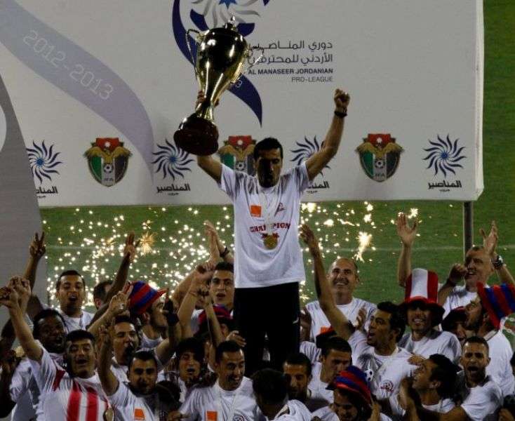 البزور يرفع كأس الدوري 