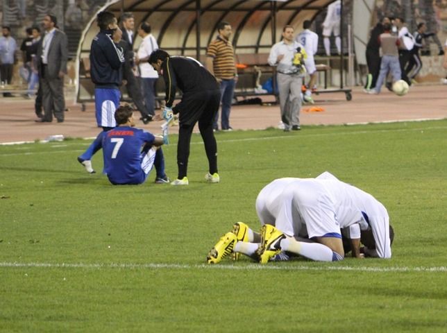 سجدة شكر للاعبي ذات راس بعد انتهاء المباراة