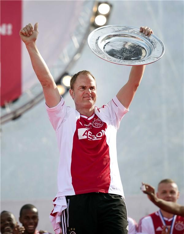 دي بوير خلال الاحتفال بلقب الدوري