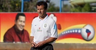 دونجا خلال تدريبات المنتخب البرازيلي اليوم