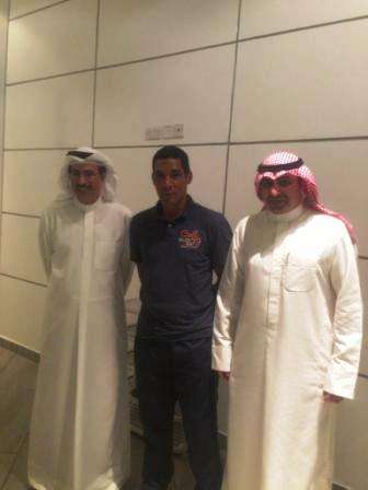 العنزي مع دا سيلفا ورئيس النادي دهام الشمري 