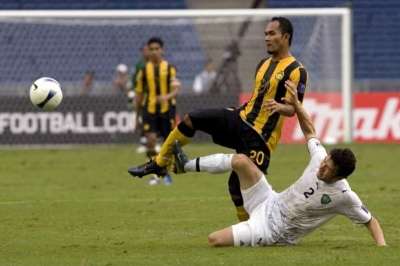 صراع ماليزي وأوزبكي على إحدى الكرات في لقائهما اليوم