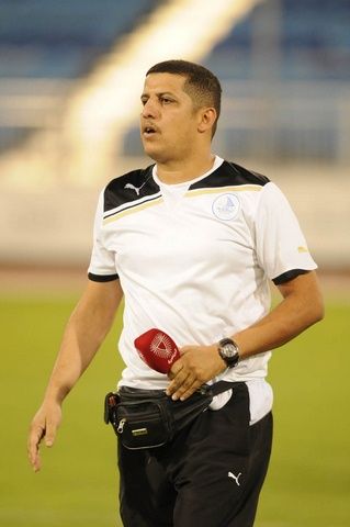 المالكي و في يده المايك الخاص بقناة البحرين لكي يمنعهم من أخذ تصريحات من اللاعبين