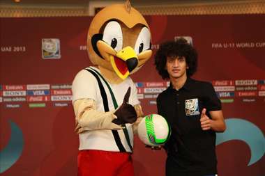 عمر عبد الرحمن سفير البطولة مع التميمة