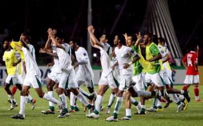 لاعبي المنتخب السعودي يحيون جمورهم بعد الفوز على أندونيسيا