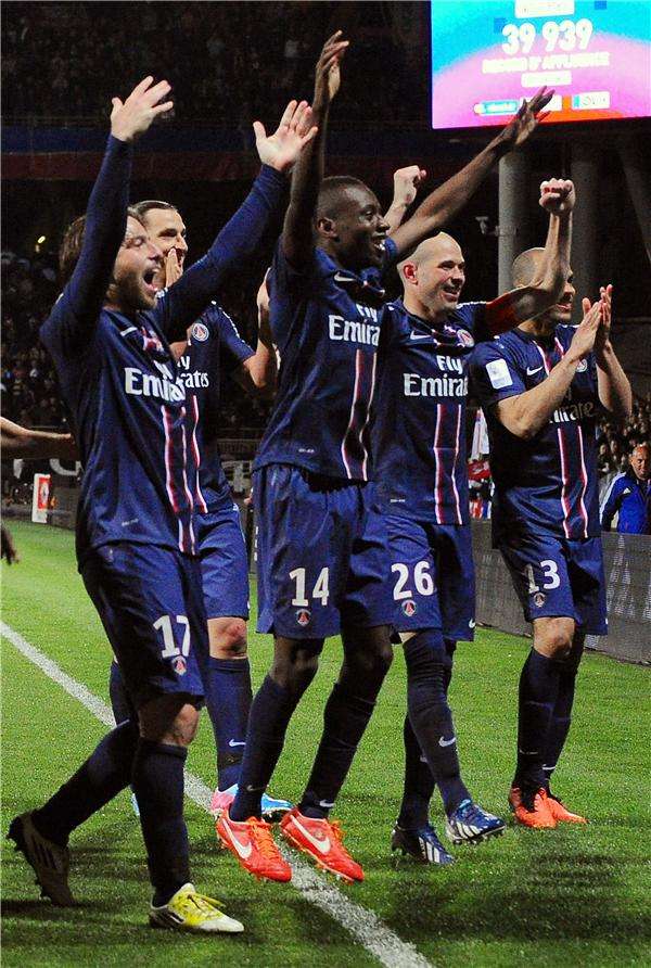 فرحة لاعبي باريس سان جيرمان بالتتويج بالدرع 