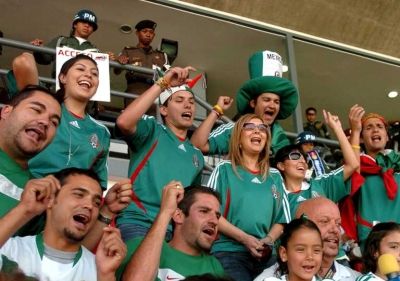 الجماهير المكسيكية فرحة بالفوز