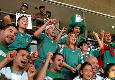 الجماهير المكسيكية فرحة بالفوز