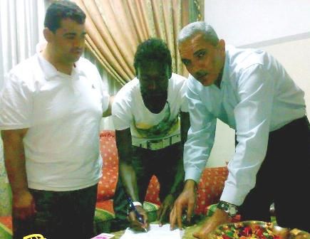 اللاعب أثناء توقيع اللاعب على كشوفات فريق خدمات الشاطئ