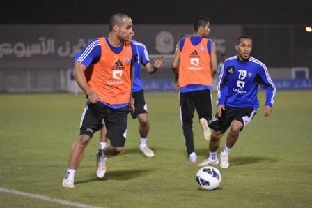 ياسر القحطاني يحاول المرور من محمد نامي في مناورة الهلال اليوم