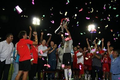 سمير عبود يرفع كاس الفاتح الخامسة للأتحاد